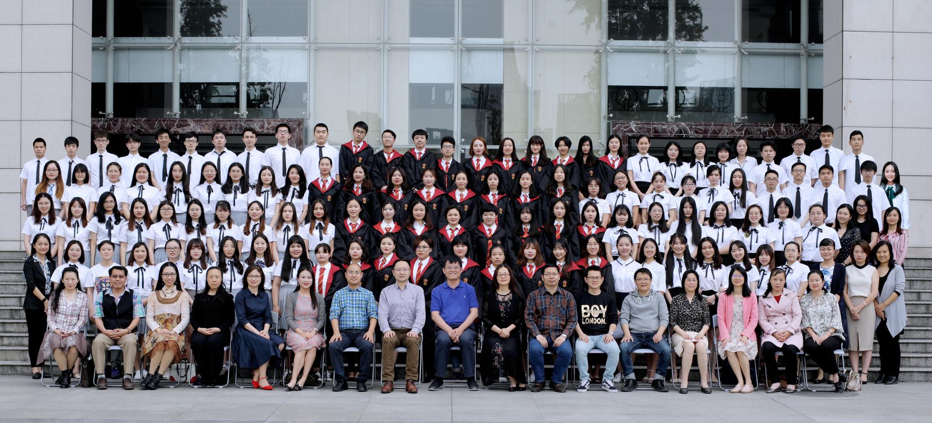 2019届外国语学院本科生毕业合影